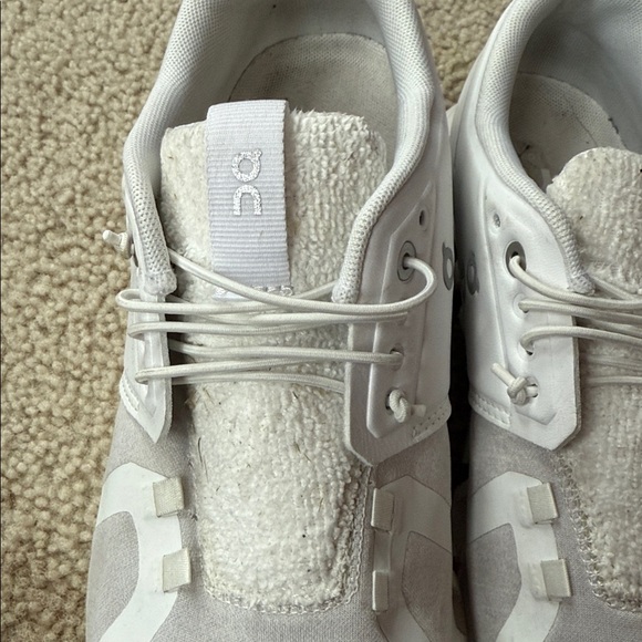 On Cloud 6 Running White Athletic Shoes (8.5) Women’s - Picture 3 of 11